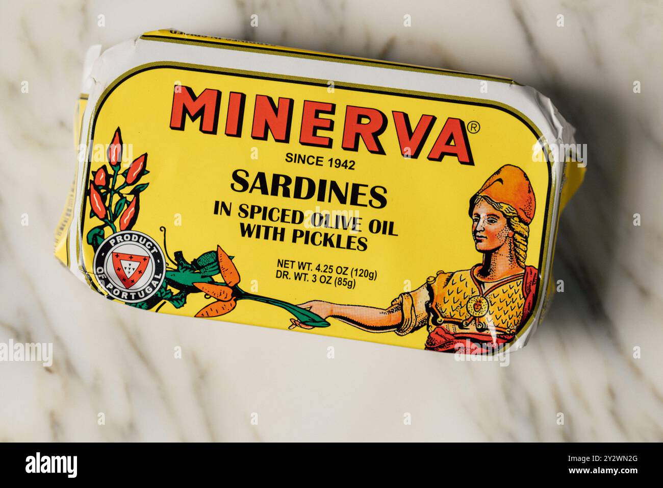 Papier der Marke Minerva in Sardinenform mit gewürztem Olivenöl und Gurken Stockfoto