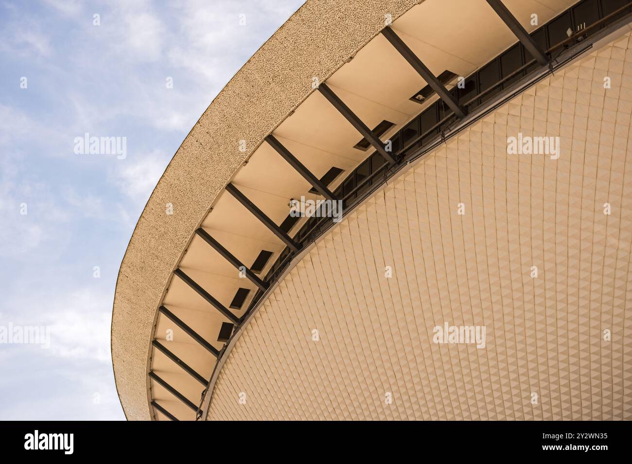 Teil des Spodek, zeitlos moderne Musik-Sport-Arena-Gebäudes in Kattowitz, Polen. Tag. Horizontales Layout Stockfoto