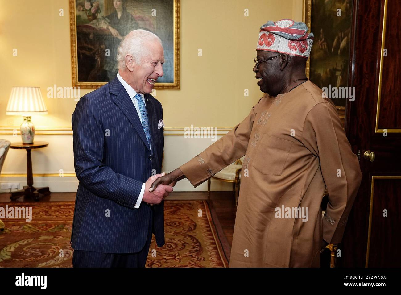 König Karl III. Bei einer Audienz mit dem Präsidenten Nigerias Bola Ahmed Tinubu im Londoner Buckingham Palace. Bilddatum: Mittwoch, 11. September 2024. Stockfoto