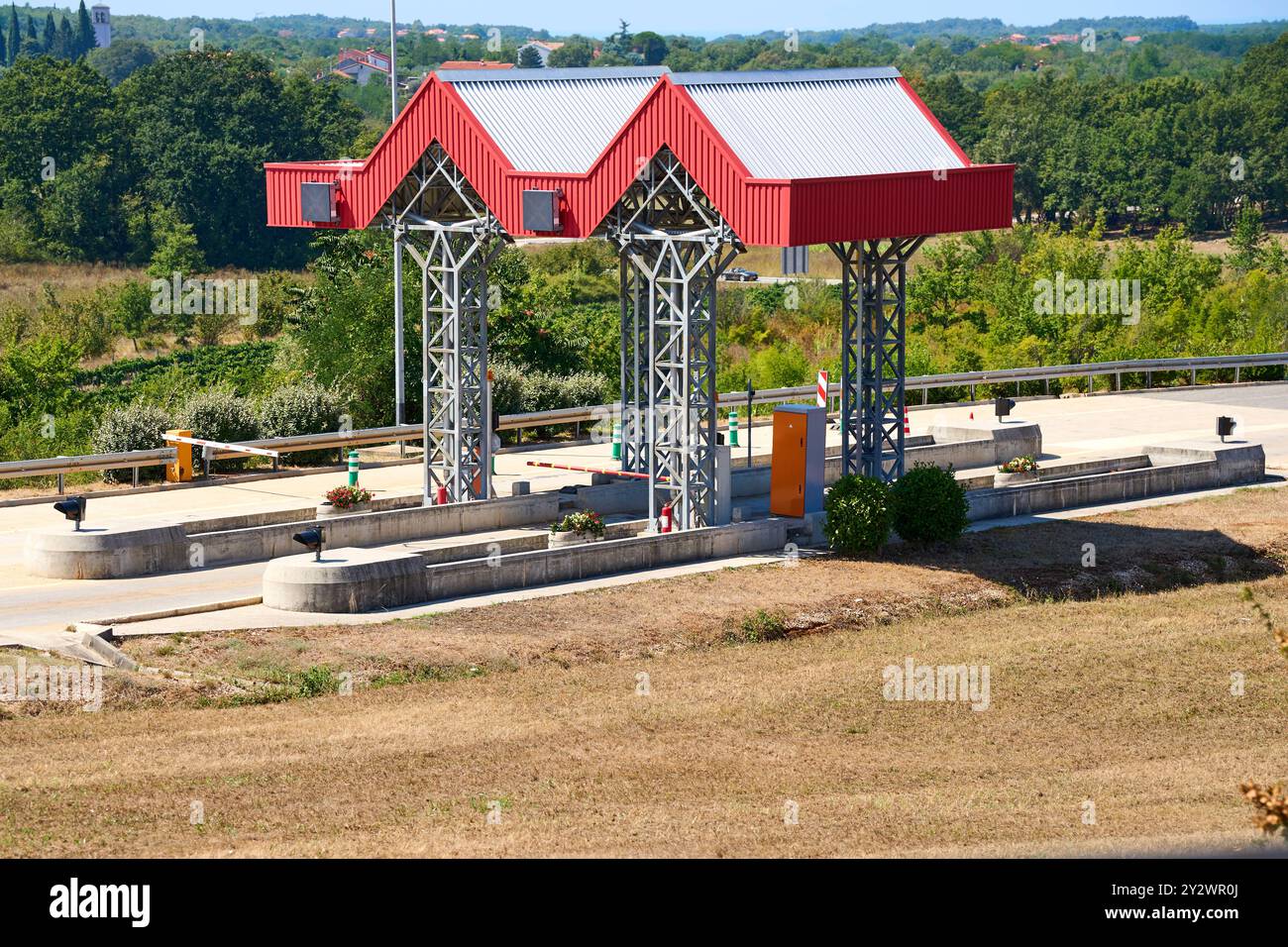 Kroatien - 25. August 2024: Mautstation in Kroatien an einer Landstraße, die als Kontrollpunkt für den Straßenverkehr dient *** Mautstation in Kroatien auf einer Landstraße, die als Kontrollpunkt für den Straßenverkehr dient Stockfoto