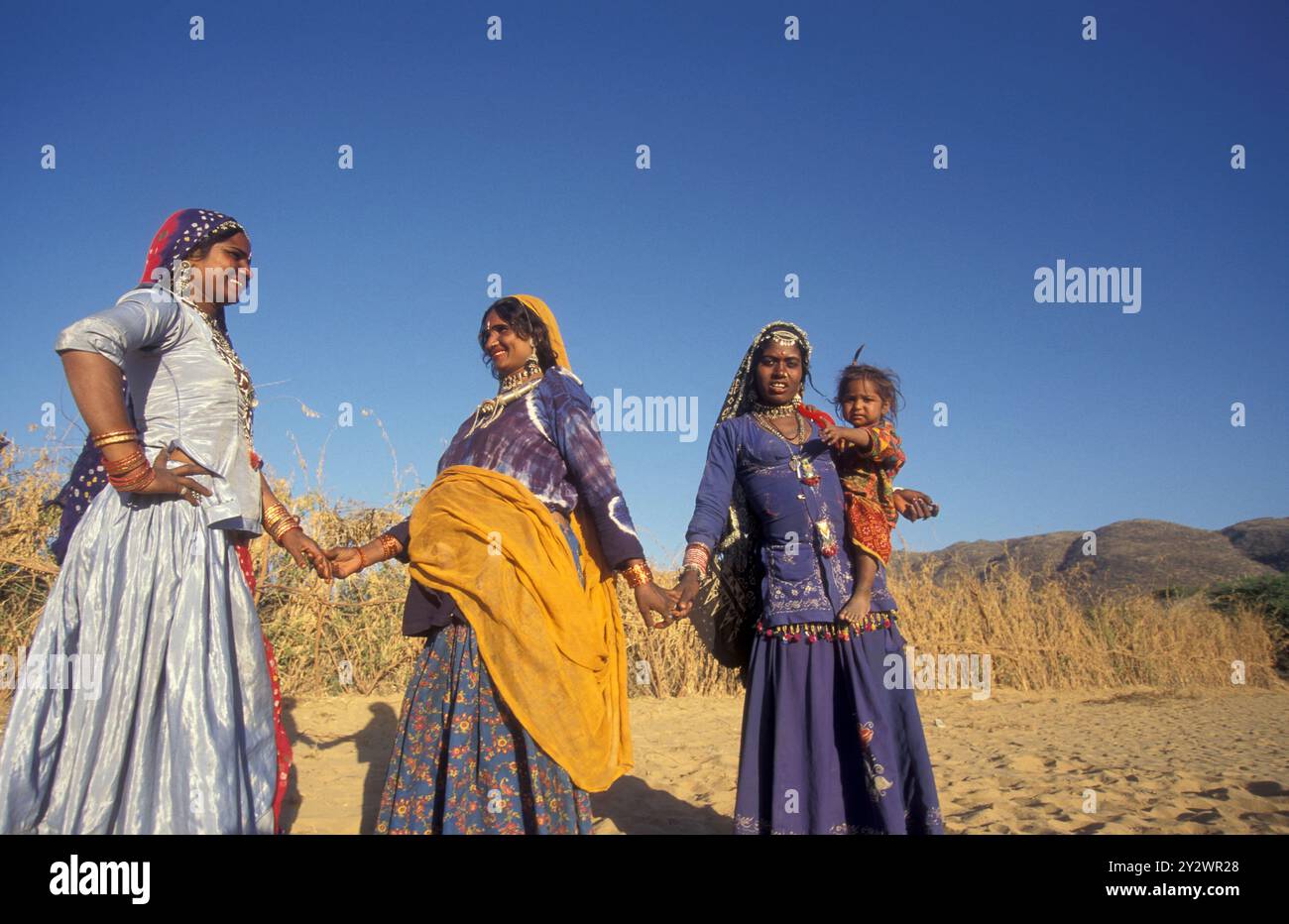 Ein Porträt einer Rajasthani-Frau mit ihrem Baby in der Stadt Jaisalmer in der indischen Provinz Rajasthan. Indien, Jaisalmer, Januar 1998 Stockfoto