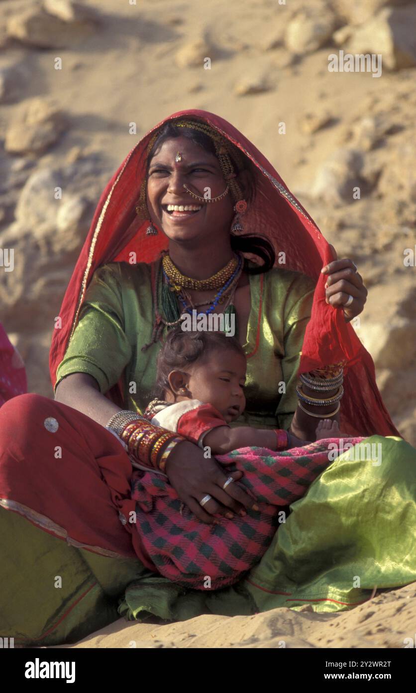 Ein Porträt einer Rajasthani-Frau mit ihrem Baby in der Stadt Jaisalmer in der indischen Provinz Rajasthan. Indien, Jaisalmer, Januar 1998 Stockfoto