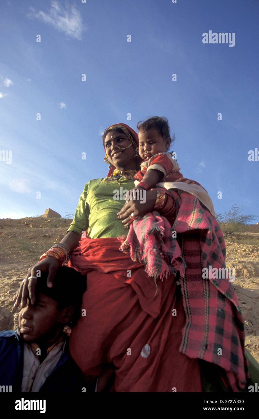 Ein Porträt einer Rajasthani-Frau mit ihrem Baby in der Stadt Jaisalmer in der indischen Provinz Rajasthan. Indien, Jaisalmer, Januar 1998 Stockfoto