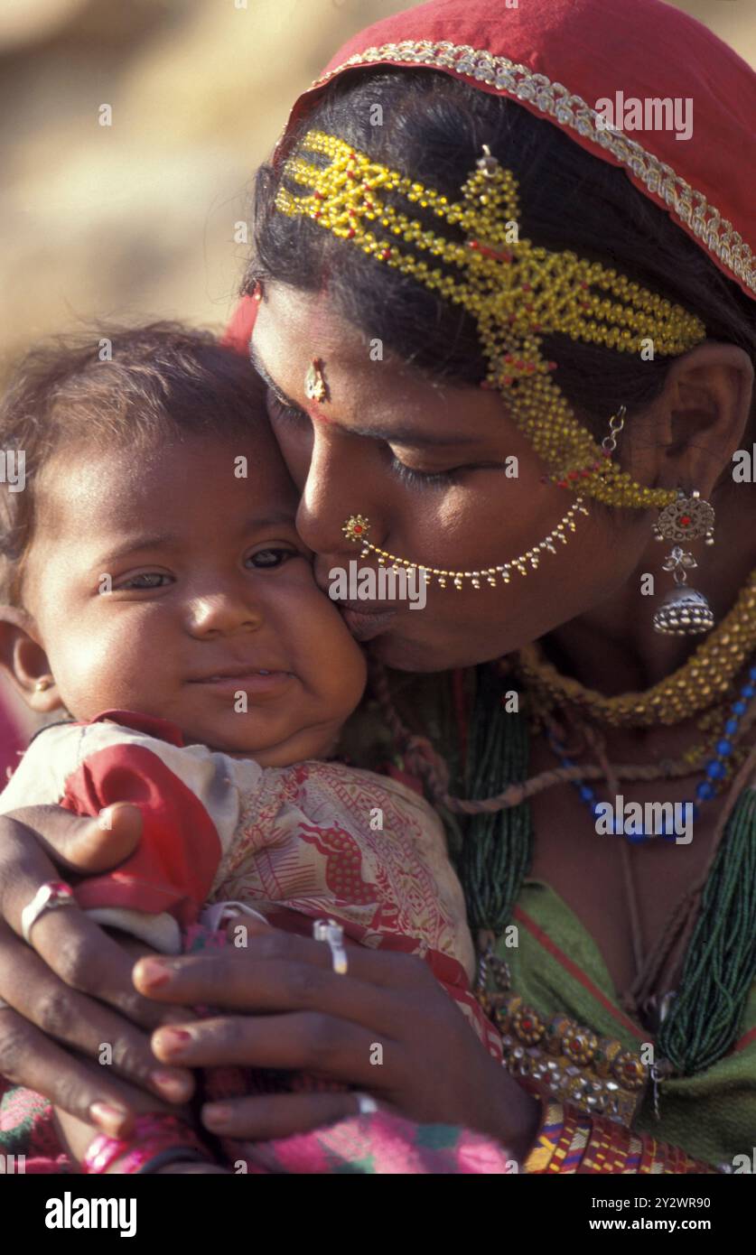 Ein Porträt einer Rajasthani-Frau mit ihrem Baby in der Stadt Jaisalmer in der indischen Provinz Rajasthan. Indien, Jaisalmer, Januar 1998 Stockfoto