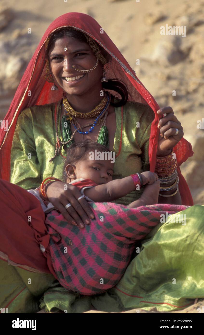 Ein Porträt einer Rajasthani-Frau mit ihrem Baby in der Stadt Jaisalmer in der indischen Provinz Rajasthan. Indien, Jaisalmer, Januar 1998 Stockfoto