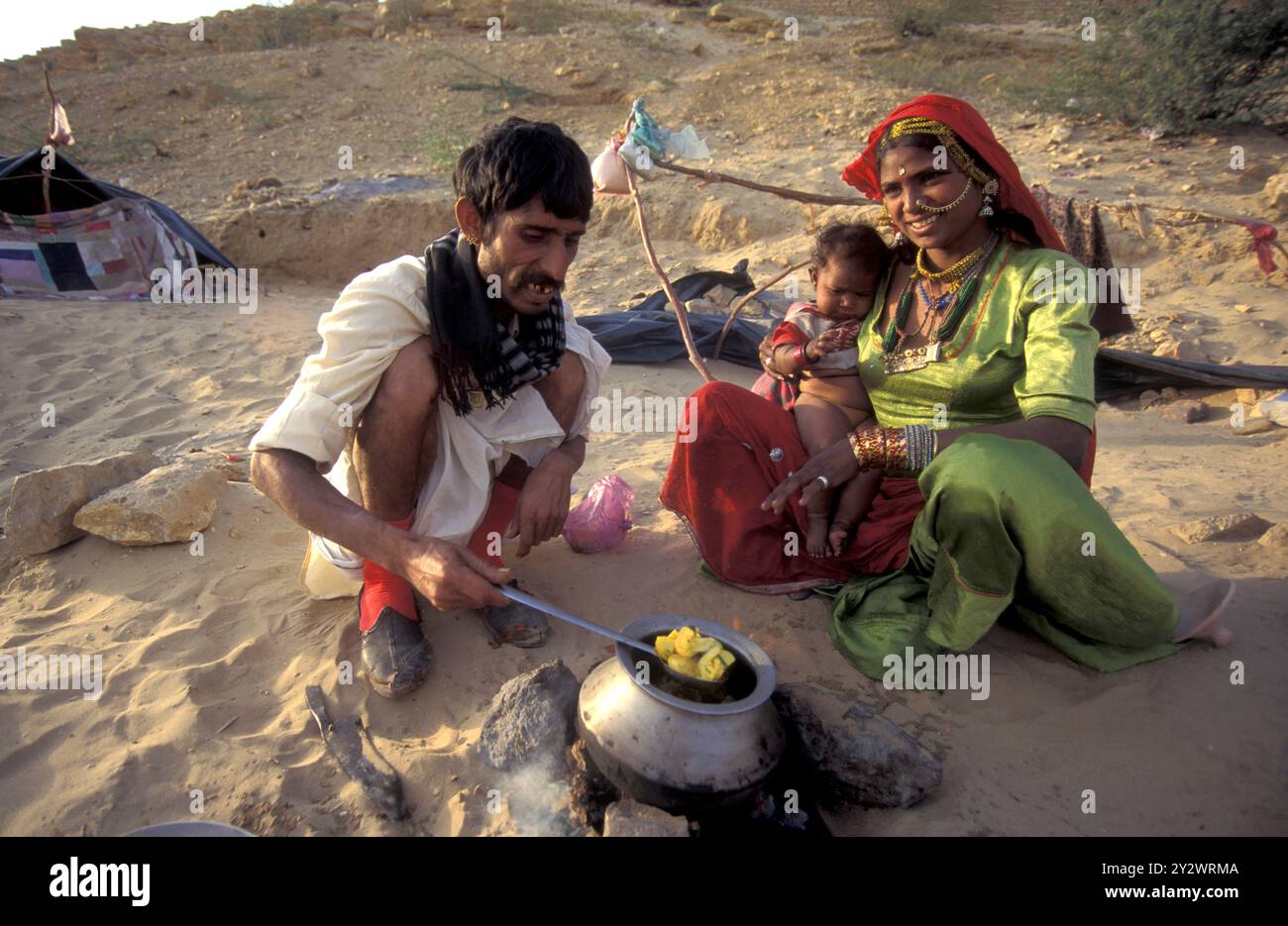 Eine Rajasthani-Familie hackt mit ihrem Baby in der Stadt Jaisalmer in der Provinz Rajasthan in Indien an einem Feuer. Indien, Jaisalmer, Januar 199 Stockfoto