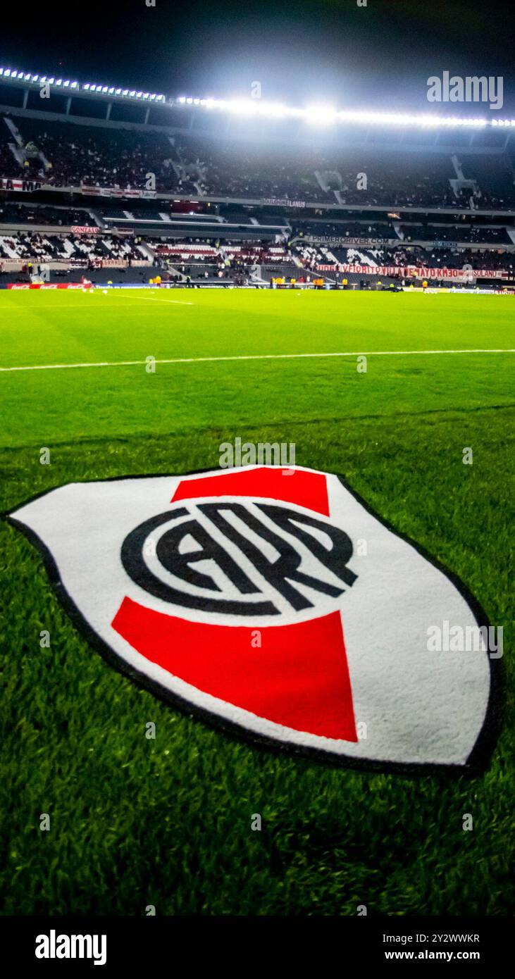 Der River Plate Atlético Club tritt beim CONMEBOL Libertadores Cup im Mas Monumental Stadium an. Stockfoto