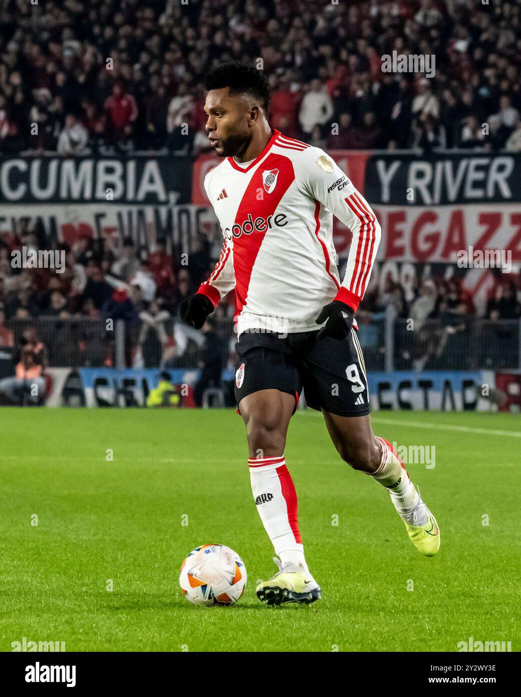 Der River Plate Atlético Club tritt beim CONMEBOL Libertadores Cup im Mas Monumental Stadium an. Stockfoto