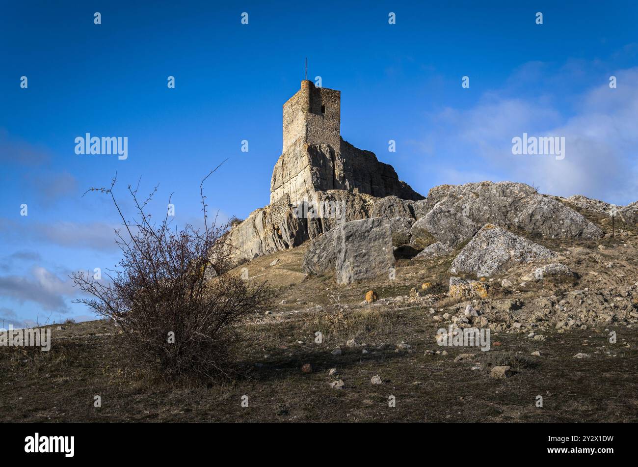 Schloss Atienza auf der Spitze des Hügels an einem blauen Himmel mit Wolken, Guadalajara, Spanien Stockfoto