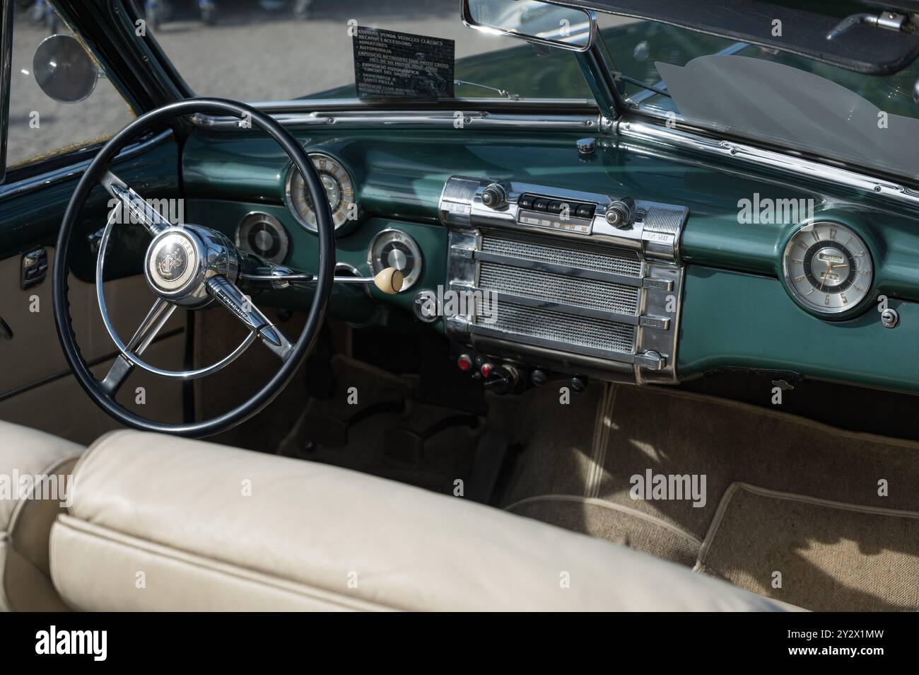 Innenansicht des grünen amerikanischen Buick Super Eight Car. Große, extravagante und komfortable typisch amerikanische Innenausstattung. Stockfoto