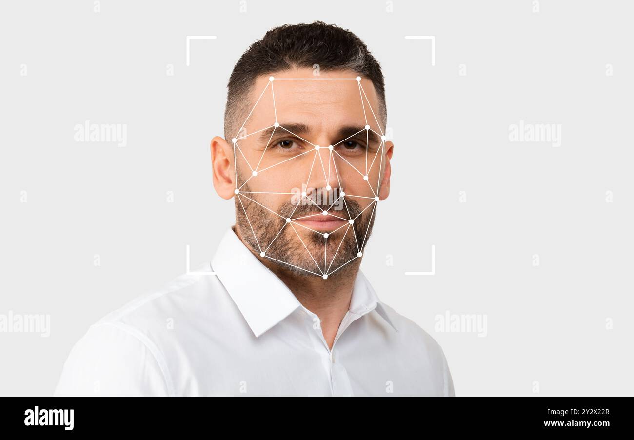 Mann mit Gesichtserkennungstechnologie in einer modernen Umgebung Stockfoto