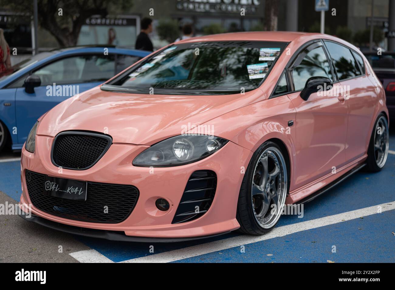 Sitz der zweiten Generation Leon Mk2 lackierte Lachsfarbe mit übergroßen Leichtmetallrädern bei einem Autotreffen von getunten Autos. Dieser Sitz ist abgestimmt Stockfoto