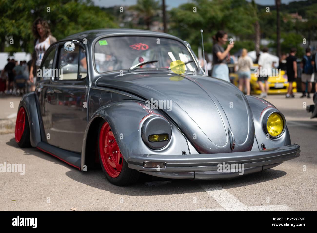 Volkswagen Typ 1 restauriert und auf Hotrod mit abgesenkter Federung abgestimmt, negativer Sturz an den Rädern mit roten Felgen Stockfoto