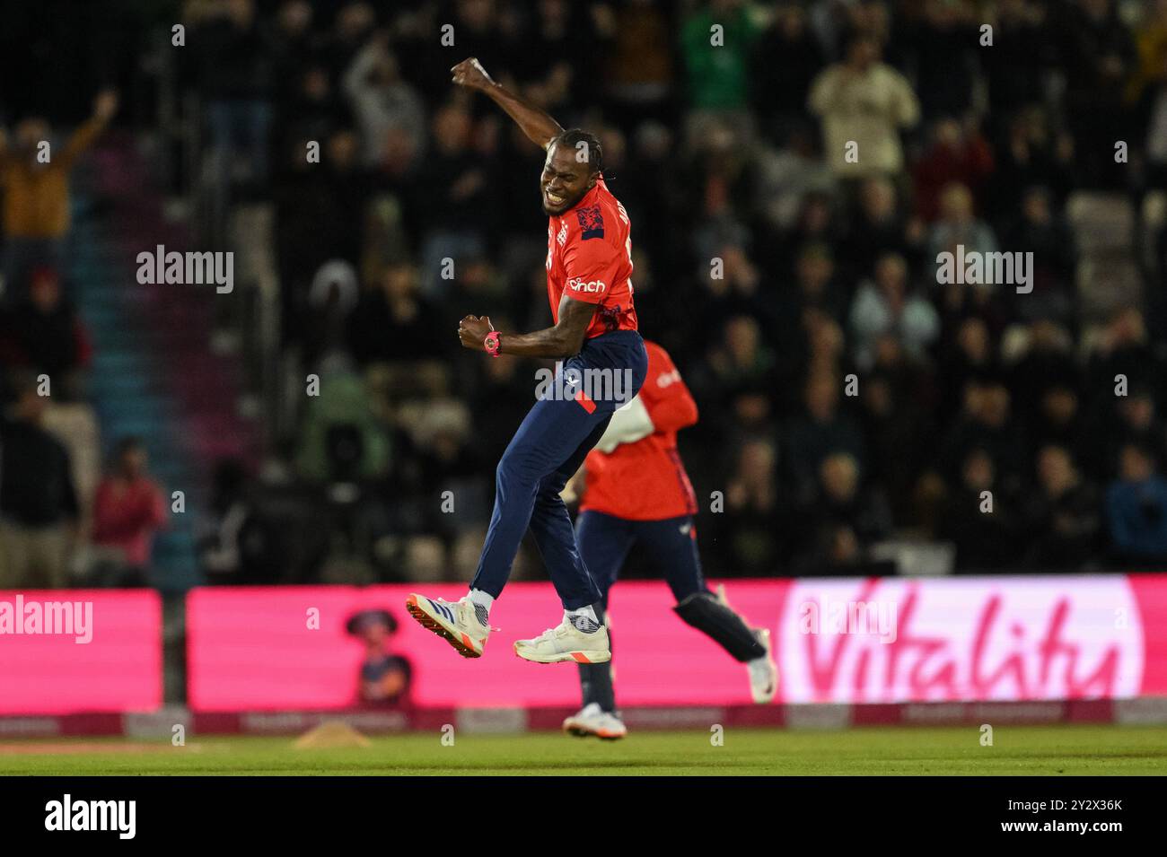Jofra Archer of England feiert Bowling Xavier Bartlett während des ersten Spiels der Vitality IT20 Series England gegen Australien im Utilita Bowl, Southampton, Großbritannien, 11. September 2024 (Foto: Craig Thomas/News Images) Stockfoto
