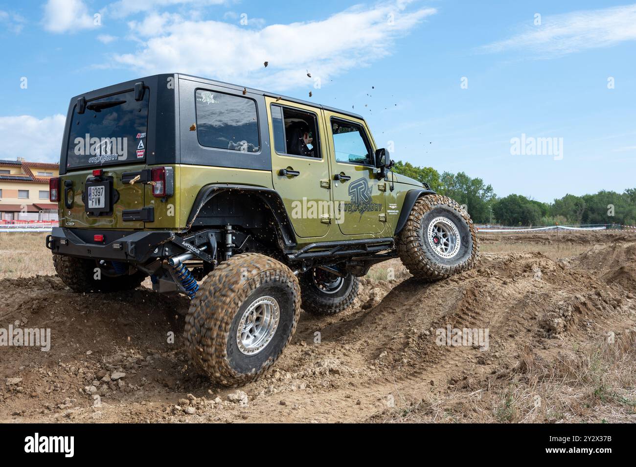 Es handelt sich um einen gelben Jeep Wrangler JK 2,8 CRD Turbodiesel Unlimited Sahara, der das Hindernis überwindet, Achsen und Federwege zu überqueren Stockfoto