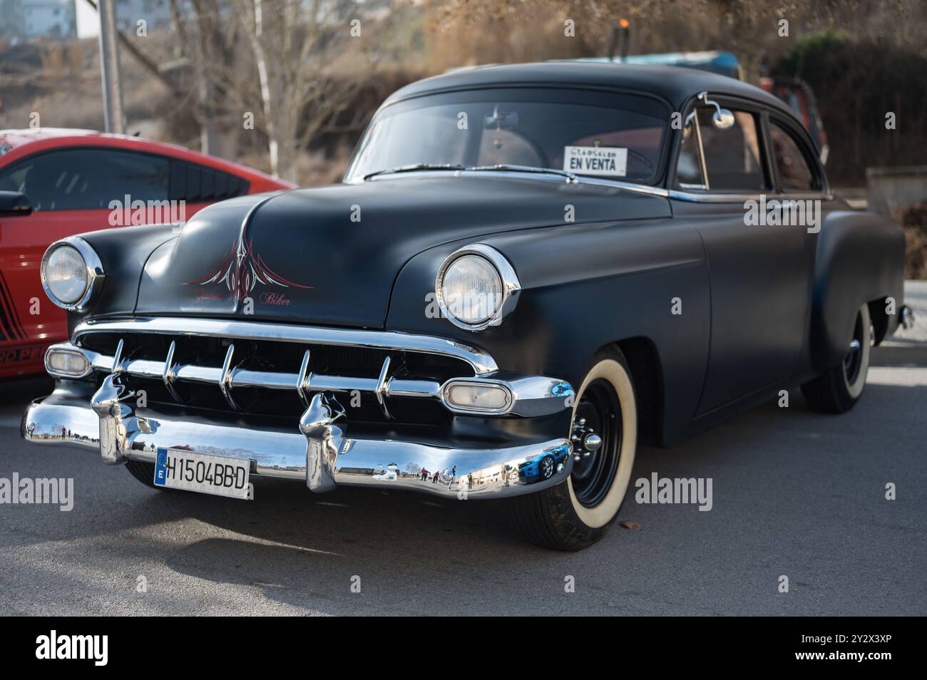 Vorderansicht des amerikanischen Oldtimers Chevrolet Bel Air der ersten Generation 1950 - 1954, schwarz mit Airflyte Fastback-Karosserie Stockfoto