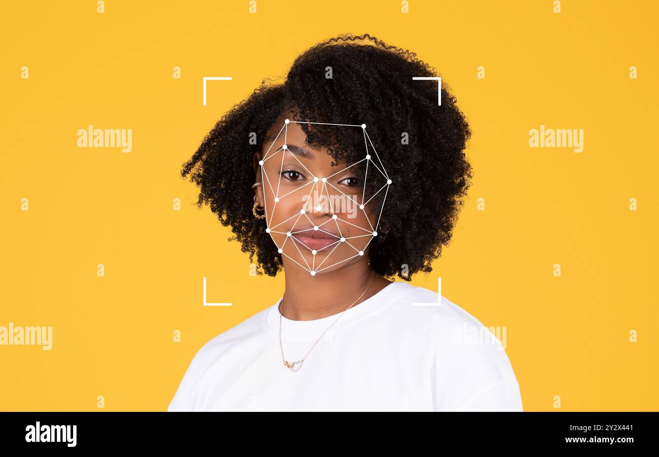 Lockhaarige Frau mit digitaler Gesichtserkennung auf gelbem Hintergrund Stockfoto