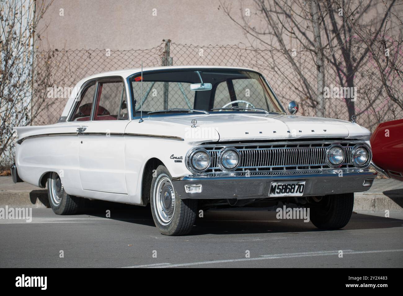 Frontalansicht eines klassischen weißen amerikanischen Autos Mercury Comet der ersten Generation 1960 - 1963, der auf der Straße geparkt ist Stockfoto