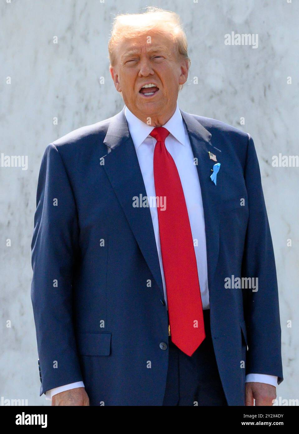 Shanksville, Usa. September 2024. Der republikanische Präsidentschaftskandidat und ehemalige Präsident Donald Trump gibt am Mittwoch, den 11. September 2024 in der Nähe von Shanksville, Pennsylvania, eine kurze Erklärung ab, bevor er das Flight 93 National Memorial zum 23. Jahrestag der Terroranschläge 2001 verlässt. Foto: Archie Carpenter/UPI Credit: UPI/Alamy Live News Stockfoto