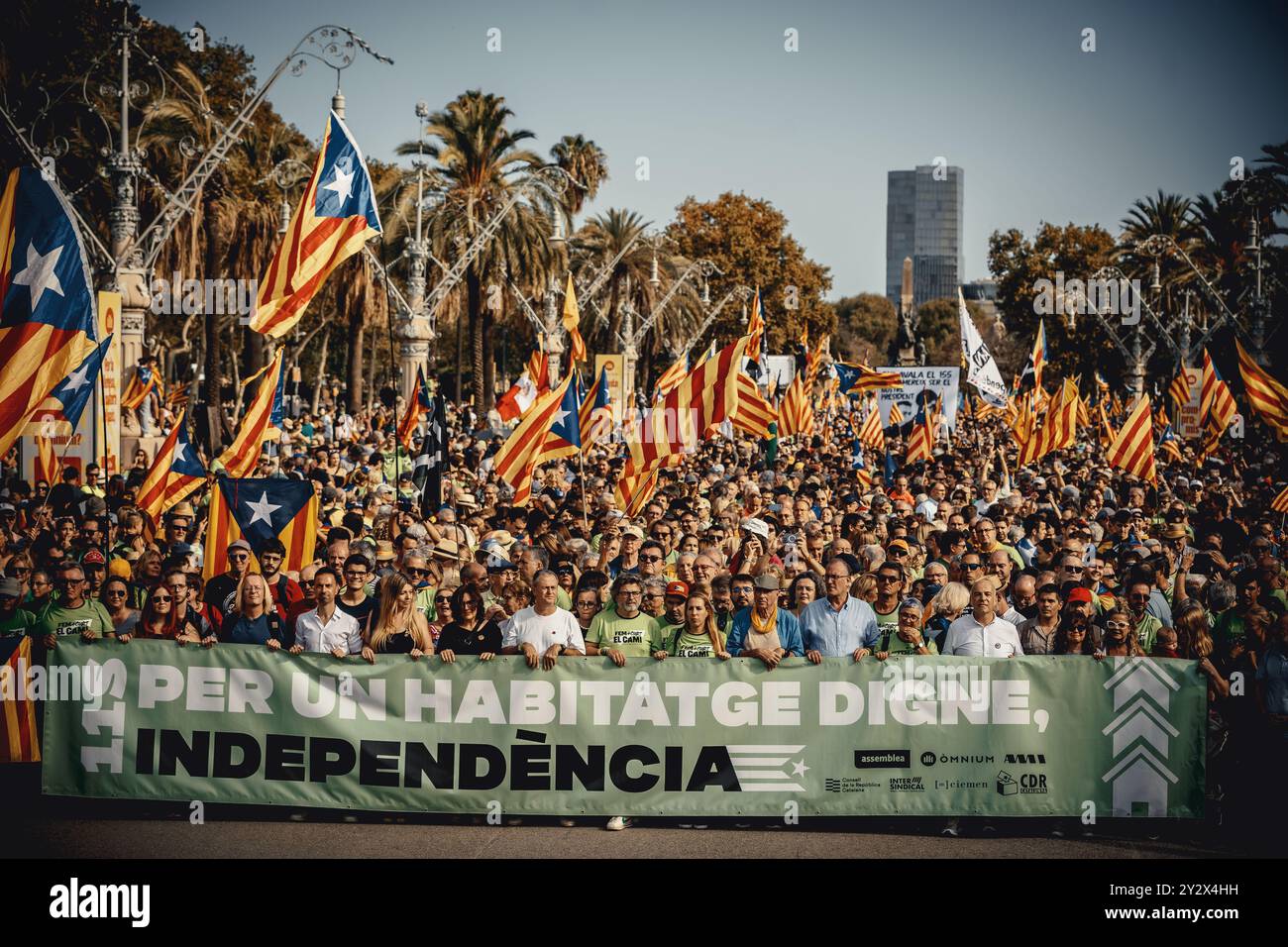 Barcelona, Spanien. September 2024. Tausende von Aktivisten, die für die Unabhängigkeit eintreten, schreien Slogans und Wellen Flaggen während der Hauptereignis, die vom ANC Credit organisiert wird: Matthias Oesterle/Alamy Live News Stockfoto