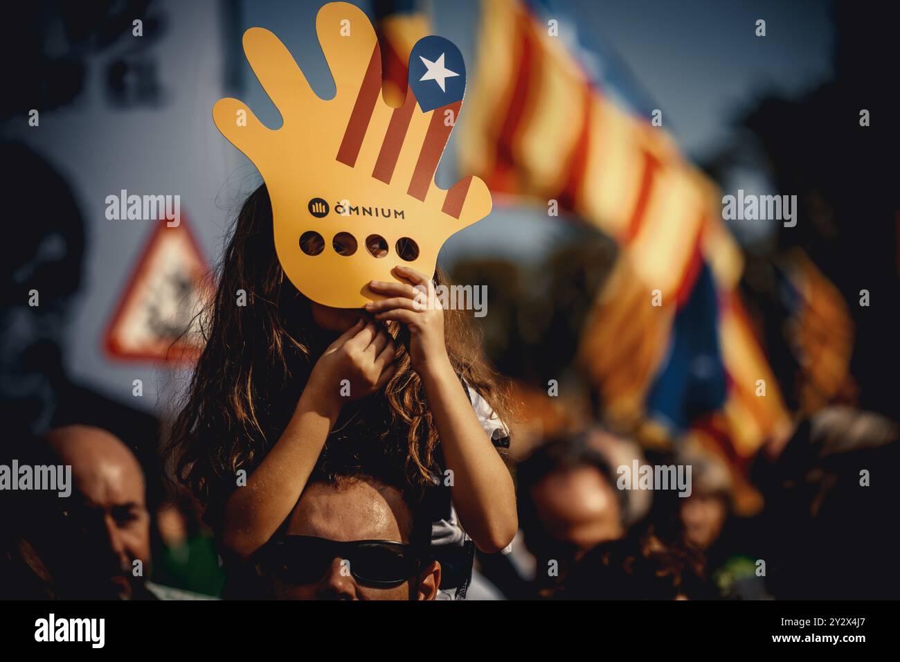 Barcelona, Spanien. September 2024. Tausende von Aktivisten, die für die Unabhängigkeit eintreten, schreien Slogans und Wellen Flaggen während der Hauptereignis, die vom ANC Credit organisiert wird: Matthias Oesterle/Alamy Live News Stockfoto