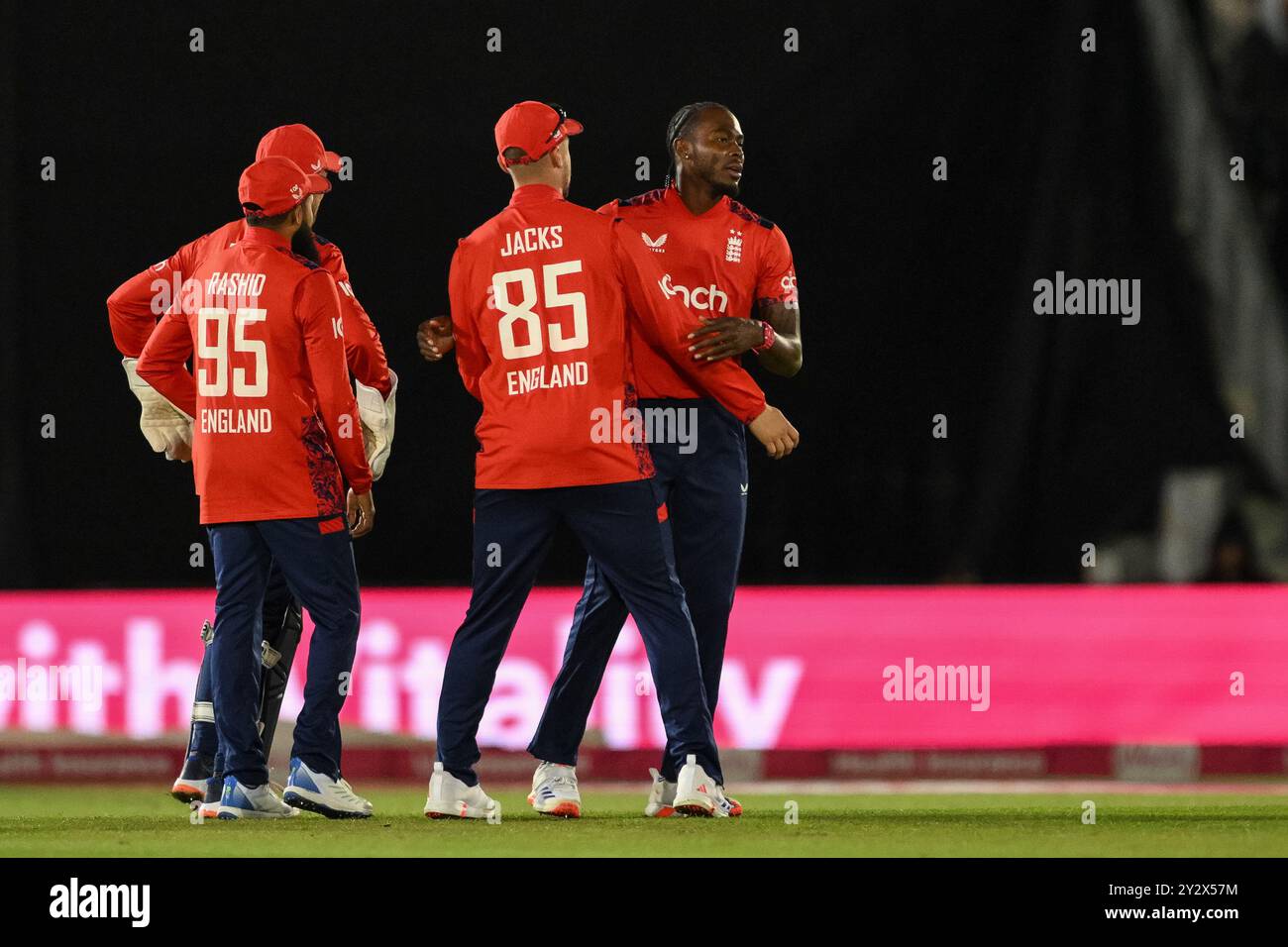Southampton, Großbritannien. September 2024. Jofra Archer aus England feiert Bowling Xavier Bartlett während des ersten Spiels der Vitality IT20 Series England gegen Australien im Utilita Bowl, Southampton, Großbritannien, 11. September 2024 (Foto: Craig Thomas/News Images) in Southampton, Großbritannien am 11. September 2024. (Foto: Craig Thomas/News Images/SIPA USA) Credit: SIPA USA/Alamy Live News Stockfoto