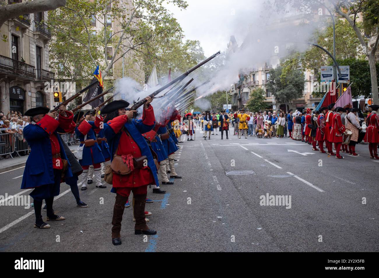 Barcelona, Spanien. September 2024. Wie jeden 11. September wurde in Barcelona der katalanische Nationalfeiertag, auch bekannt als katalonischer Nationalfeiertag, gefeiert. Am Morgen wurde das traditionelle Blumenopfer für das Denkmal von Rafael Casanova gemacht, eine politische Veranstaltung, die von OMNIUM Cultural organisiert wurde, und am Nachmittag eine gemeinsame Demonstration des Landes mit dem Motto: „Wir kehren auf die Straßen zurück: Unabhängigkeit. Justiz, Land, Zukunft“. Quelle: D. Canales Carvajal/Alamy Live News - Bild Stockfoto