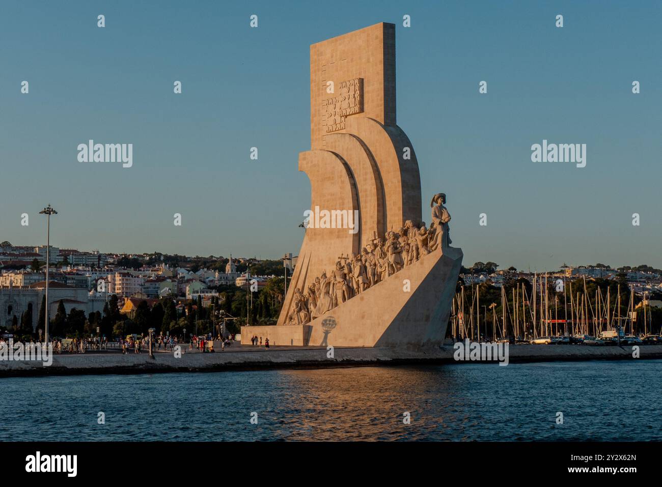 Das Denkmal der Entdeckungen ist eine der beliebtesten Touristenattraktionen von Lissabon. Das Hotel befindet sich in Belém im westlichen Teil der Stadt und feiert die Errungenschaften von Vasco da Gama und anderen portugiesischen Entdeckern vergangener Zeiten. Die massive Steinskulptur, die einem historischen Schiff ähnelt, wurde direkt am Ufer des Tejo errichtet, wo alle Schiffe, die in den Hafen von Lissabon einlaufen, vorbeifahren sollten. Stockfoto