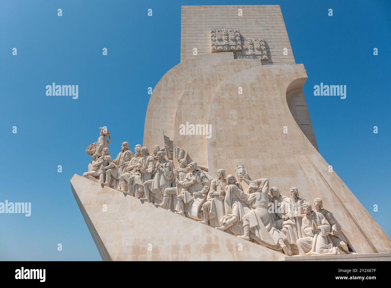 Das Denkmal der Entdeckungen ist eine der beliebtesten Touristenattraktionen von Lissabon. Das Hotel befindet sich in Belém im westlichen Teil der Stadt und feiert die Errungenschaften von Vasco da Gama und anderen portugiesischen Entdeckern vergangener Zeiten. Die massive Steinskulptur, die einem historischen Schiff ähnelt, wurde direkt am Ufer des Tejo errichtet, wo alle Schiffe, die in den Hafen von Lissabon einlaufen, vorbeifahren sollten. Stockfoto