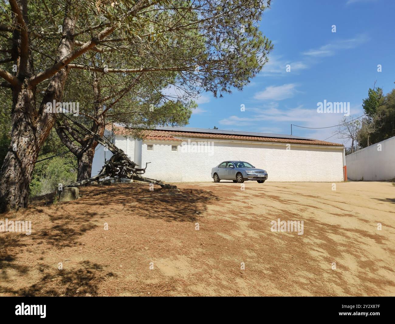 Detail eines blauen Ford Mondeo TDCI Diesel-Grand-Tourer-Limousine der dritten Generation, der auf dem militärischen Schießstand geparkt ist Stockfoto