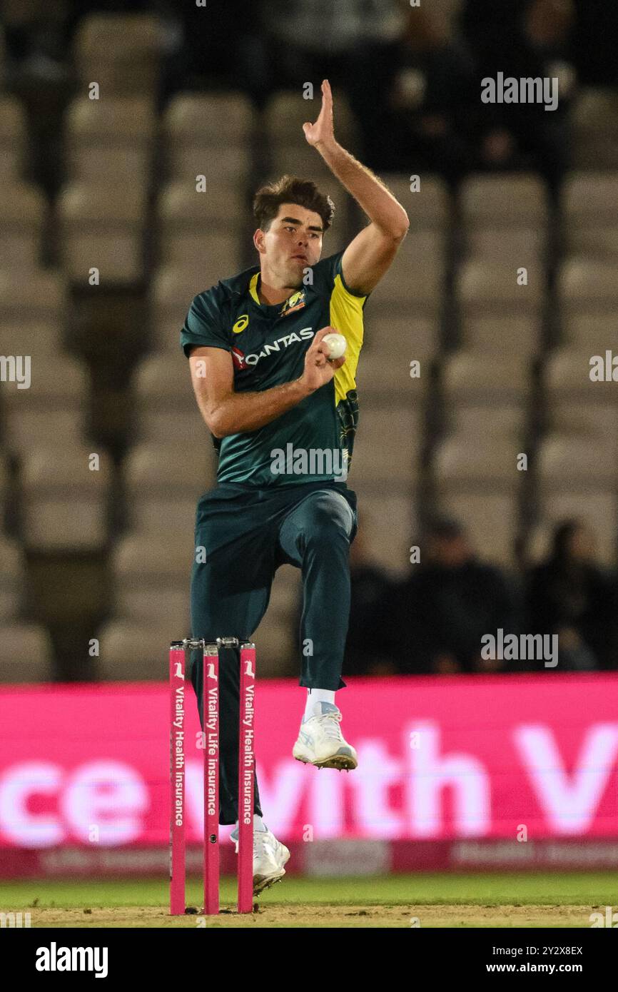 Xavier Bartlett aus Australien liefert den Ball beim ersten Spiel der Vitality IT20 Series England gegen Australien im Utilita Bowl, Southampton, Großbritannien, 11. September 2024 (Foto: Craig Thomas/News Images) Stockfoto