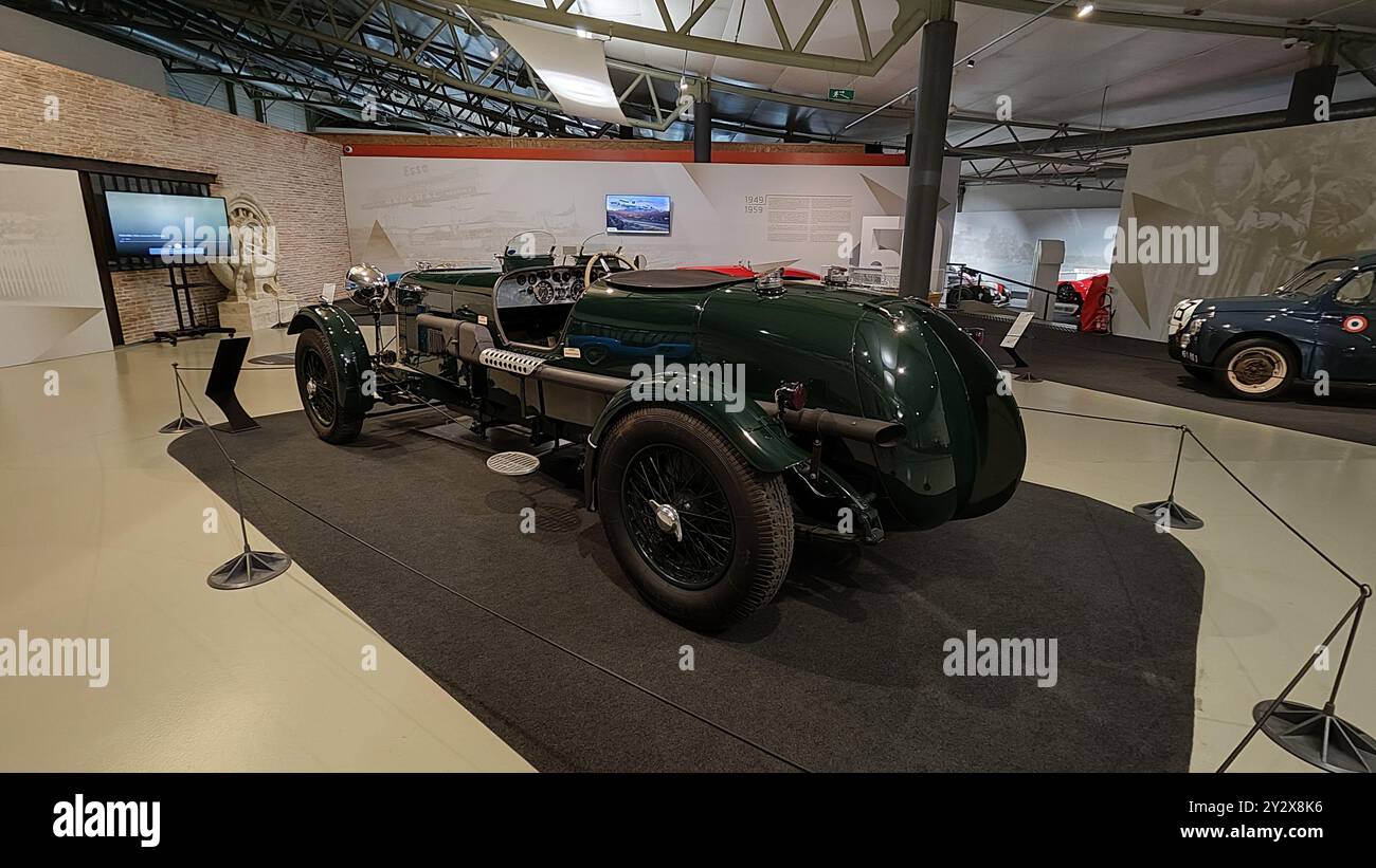 Rückansicht des historischen grünen Rennwagens Lagonda M45 Rapide im LeMans Museum. Stockfoto