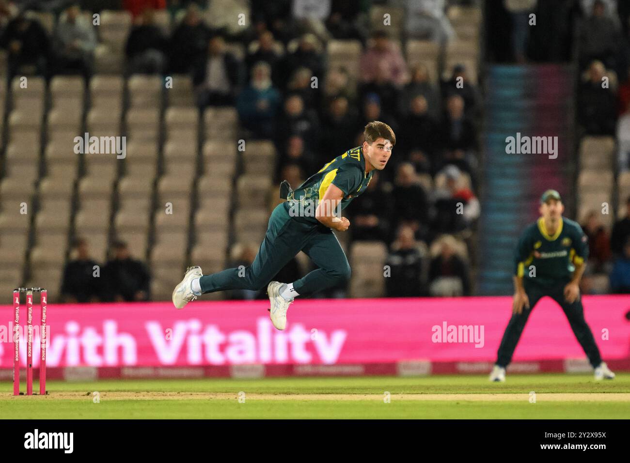 Southampton, Großbritannien. September 2024. Xavier Bartlett aus Australien liefert beim ersten Spiel der Vitality IT20 Series England gegen Australien am 11. September 2024 in Southampton, Großbritannien (Foto: Craig Thomas/News Images) in Southampton, Großbritannien, am 11. September 2024 keinen Ball. (Foto: Craig Thomas/News Images/SIPA USA) Credit: SIPA USA/Alamy Live News Stockfoto