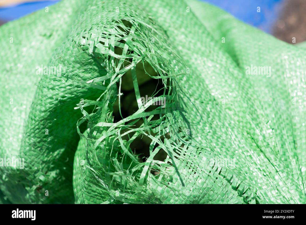 Grüner Sacksack Sand auf der Baustelle Stockfoto