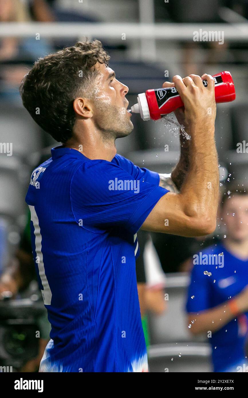 Cincinnati, Ohio, USA, 10. September 2024. Christian Pulisic (10) macht eine Wasserpause. Die USMNT spielt Neuseeland in einem internationalen Freundschaftsspiel im TQL Stadium in Cincinnati, Ohio. Quelle: Kindell Buchanan/Alamy Live News Stockfoto