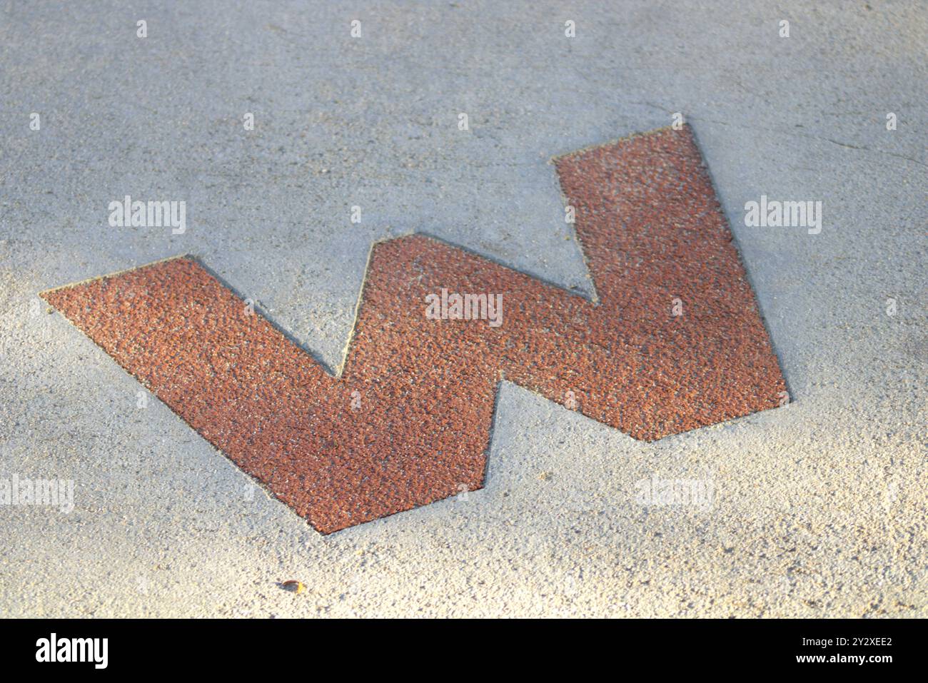 Bunte Buchstaben auf dem Bürgersteig im Kinderschulpark Stockfoto