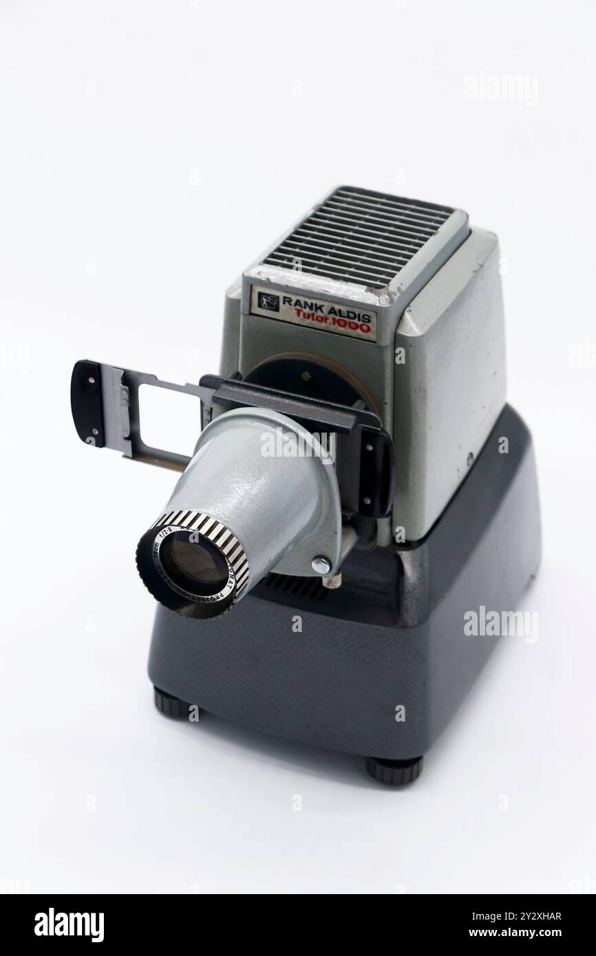 Aldis Tutor 1000 Diaprojektor im Vintage-Rang mit Metall- und Kunststoffdesign auf weißem Hintergrund Stockfoto