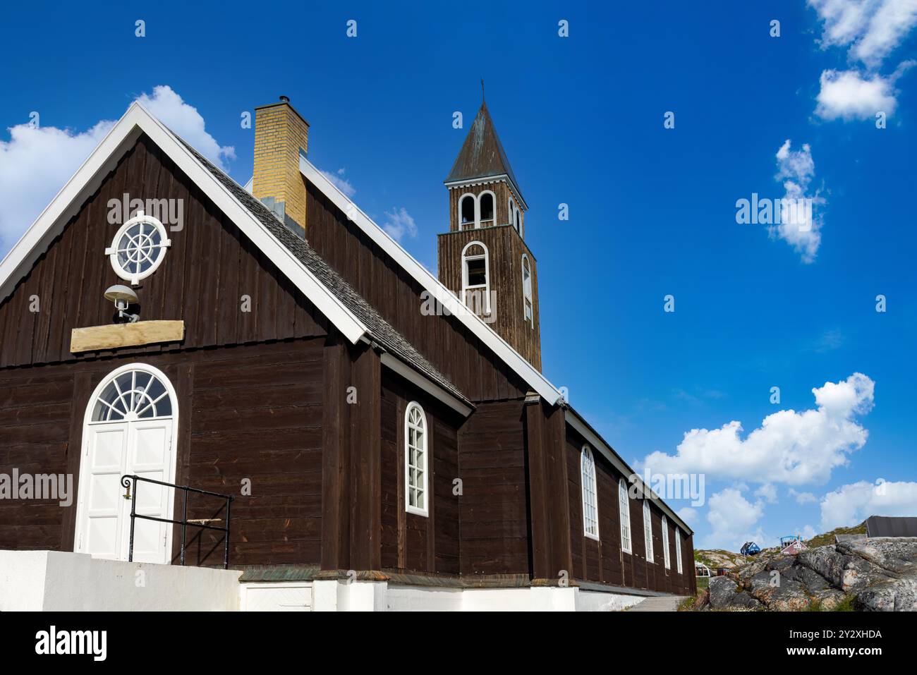 Typische Architektur des grönländischen Ilulissat mit farbigen Häusern in der Nähe von Fjorden und Eisbergen. Stockfoto