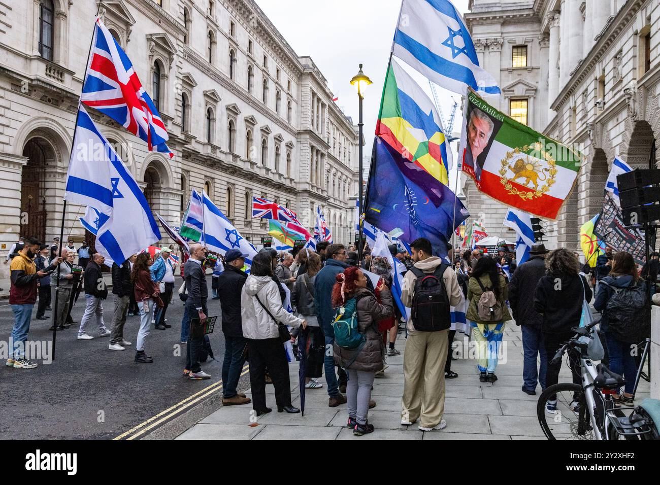 London, Großbritannien. September 2024. Pro-israelische Aktivisten und iranische Monarchisten protestieren vor dem Auswärtigen Amt gegen die teilweise Aussetzung der Waffenexporte nach Israel durch die britische Regierung. Die Veranstaltung wurde von Stop the Hate UK und dem Human Chain-Projekt 7/10 organisiert. Das Vereinigte Königreich hat 30 von 350 Waffenausfuhrlizenzen nach Israel ausgesetzt, da es ein "eindeutiges Risiko" gibt, dass die Ausrüstung für schwere Verstöße gegen das Völkerrecht verwendet werden könnte. Quelle: Mark Kerrison/Alamy Live News Stockfoto