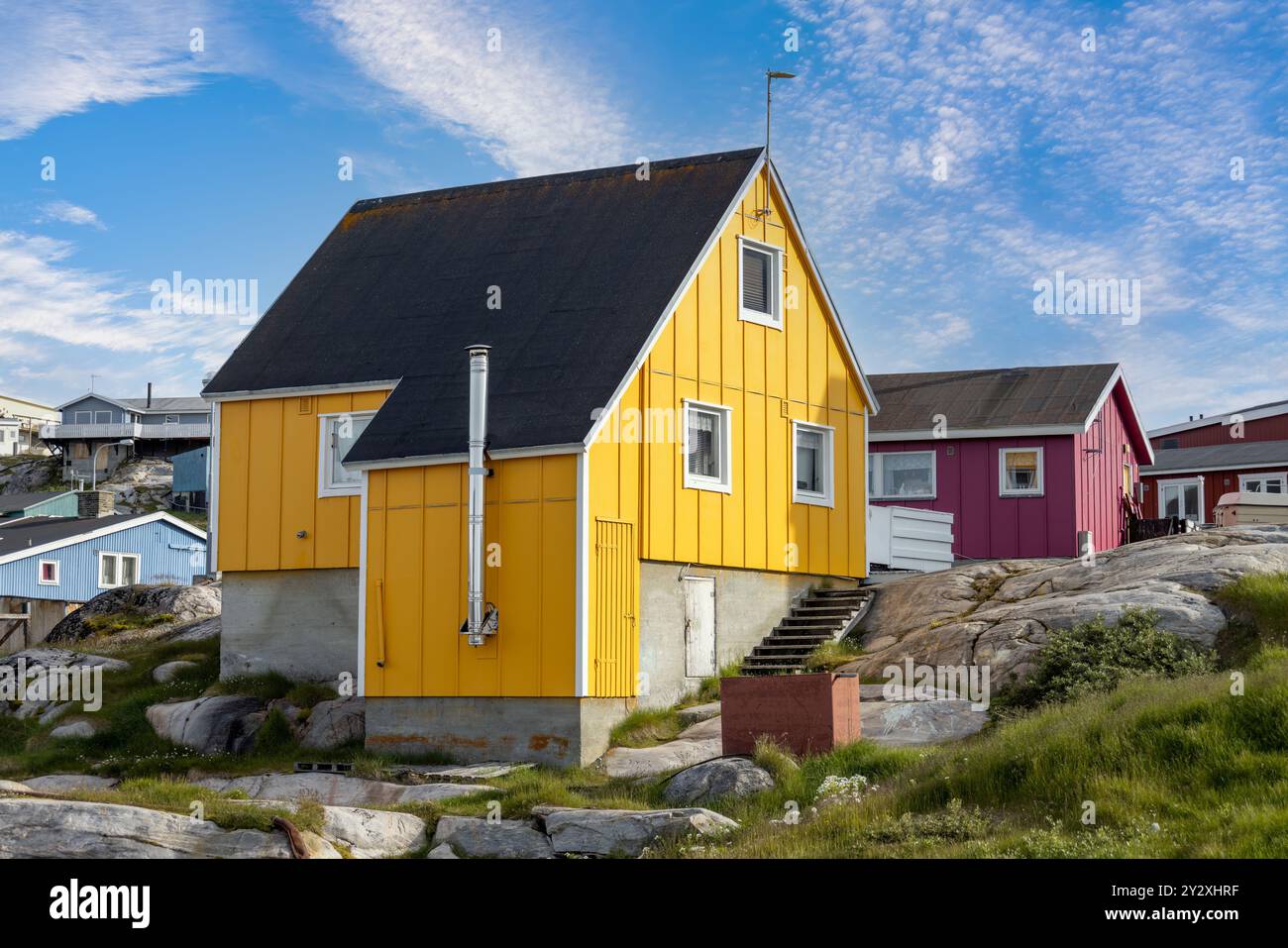 Typische Architektur des grönländischen Ilulissat mit farbigen Häusern in der Nähe von Fjorden und Eisbergen. Stockfoto