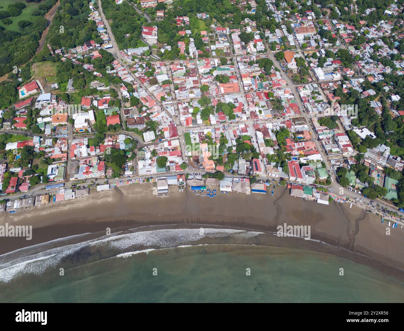 Großer Strand in San Juan Del Sur Stadt über der Drone Aussicht Stockfoto