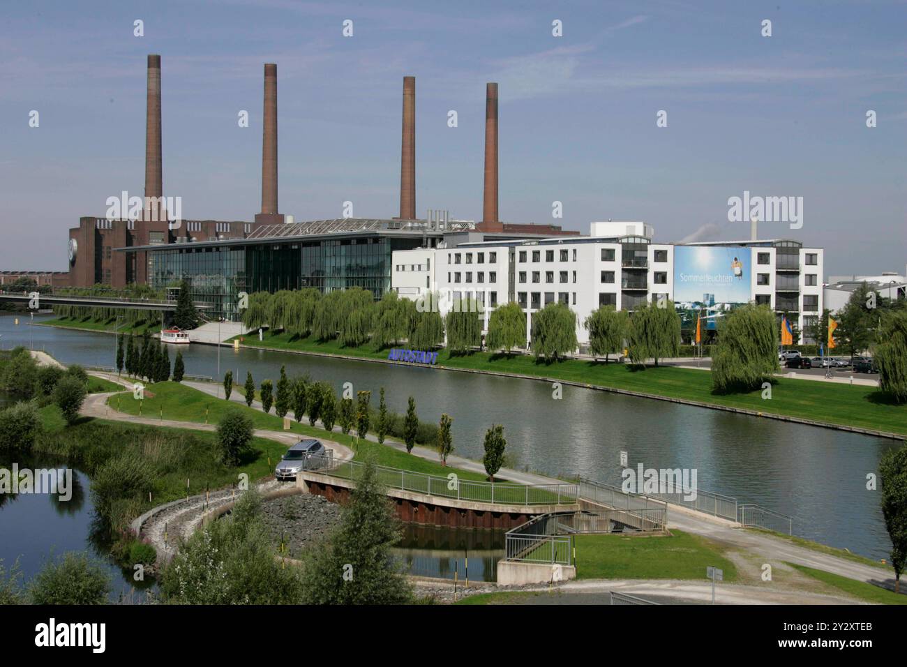 REKORDDATUM NICHT ANGEGEBEN Volkswagenwerk Wolfsburg mit Re. Autostadt sowie das alte Kraftwerk den Mittellandkanal und vo. li. Die Touareg Teststrecke- hier am 14.07.07. Foto: Fritz Rust v. Graevemeyer Weg 38A 30539 Hannover PostBk Han35420 -306BLZ25010030.mwst.Tel.0511/527945.FA.HanMitte23/137/04307. *** Volkswagen-Werk Wolfsburg mit Autostadt rechts und dem alten Kraftwerk, dem Mittellandkanal und der Touareg-Teststrecke links hier am 14 07 07 07 07 07 07 07 Foto Fritz Rust V Graevemeyer Weg 38A 30539 Han25020 137 04307 Han25023 Hannover PostB3023 0511 527945 Hannover Stockfoto