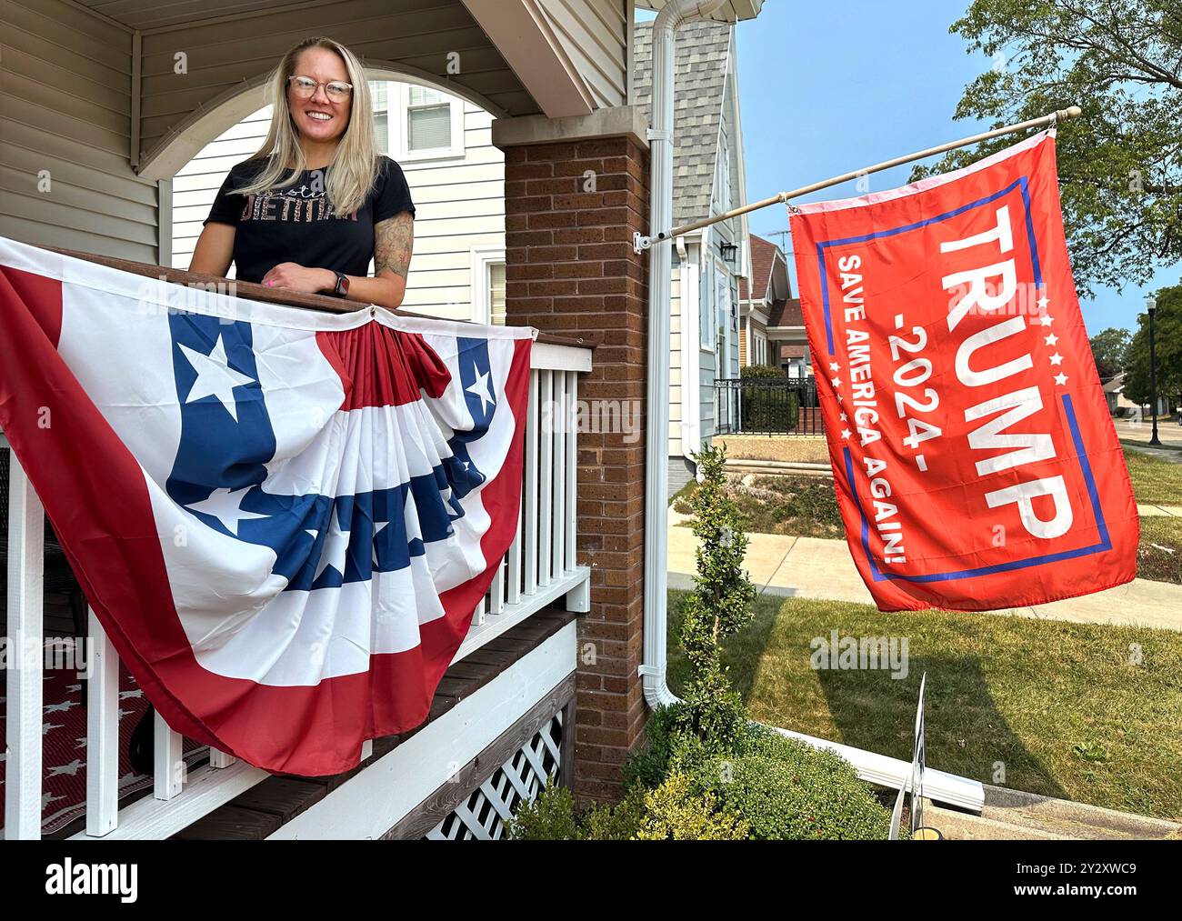 Racine, Wisconsin, USA. September 2024. NINA OLSEN posiert in der Nähe der Trump-Flagge, die von ihrer Veranda aus im Swing State Racine, Wisconsin, am Mittwoch, den 11. September 2024. (Kreditbild: © Mark Hertzberg/ZUMA Press Wire) NUR REDAKTIONELLE VERWENDUNG! Nicht für kommerzielle ZWECKE! Stockfoto