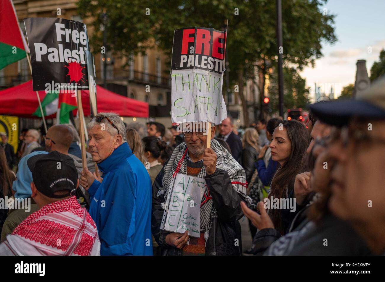 London, Großbritannien. September 2024. Ein Demonstrant, der ein Schild mit der Aufschrift „Free Palestine“ hochhält, während er sich auf dem Weg durch die Menge bei der Demonstration macht. Nach dem Bombenanschlag auf die „Sicherheitszone“ von al-Mawasi in Gaza durch Israel versammeln sich propalästinensische Demonstranten vor der Downing Street 10, um von der britischen Regierung ein vollständiges Waffenembargo gegen Israel zu fordern. Quelle: David Tramontan / Alamy Live News Stockfoto