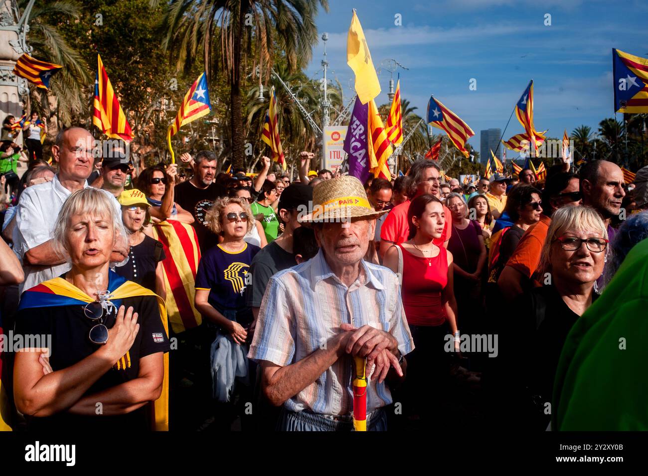 11. September 2024, Barcelona, Spanien: Tausende von Katalanen, die sich für die Unabhängigkeit einsetzen, versammeln sich und schwenken Eelada-Flaggen, während sie während des katalanischen Nationalfeiertags durch die Straßen Barcelonas marschieren. Quelle: Jordi Boixareu/Alamy Life News Stockfoto