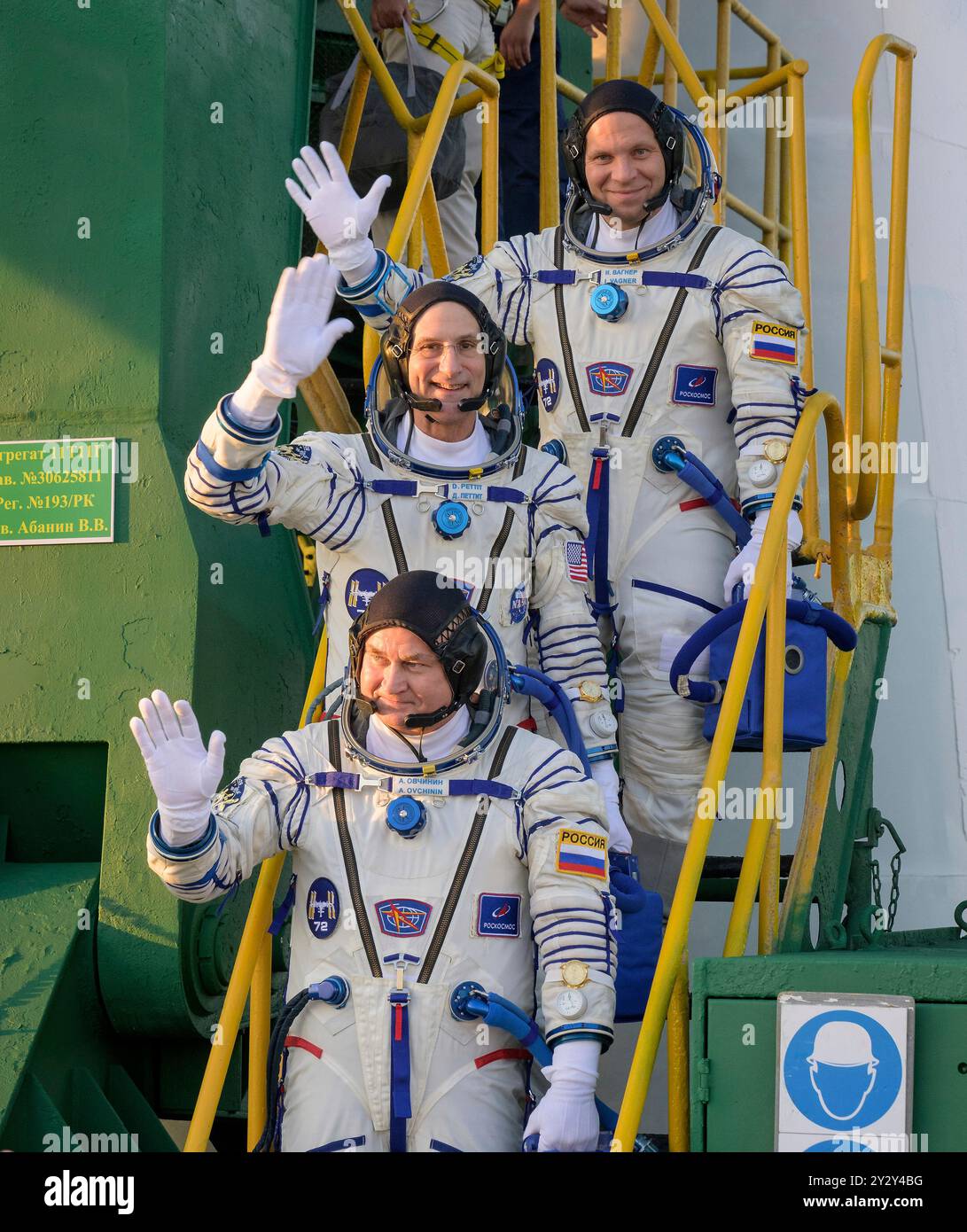 Baikonur, Kasachstan. September 2024. Die Expedition 72, der Kosmonaut Ivan Vagner, TOP, der NASA-Astronaut Don Pettit, Middle, und der Kosmonaut Alexey Ovchinin, verabschieden sich, bevor sie am 11. September 2024 in Baikonur (Kasachstan) an Bord der Sojus MS-26-Raumsonde starteten. Quelle: Bill Ingalls/NASA Photo/Alamy Live News Stockfoto