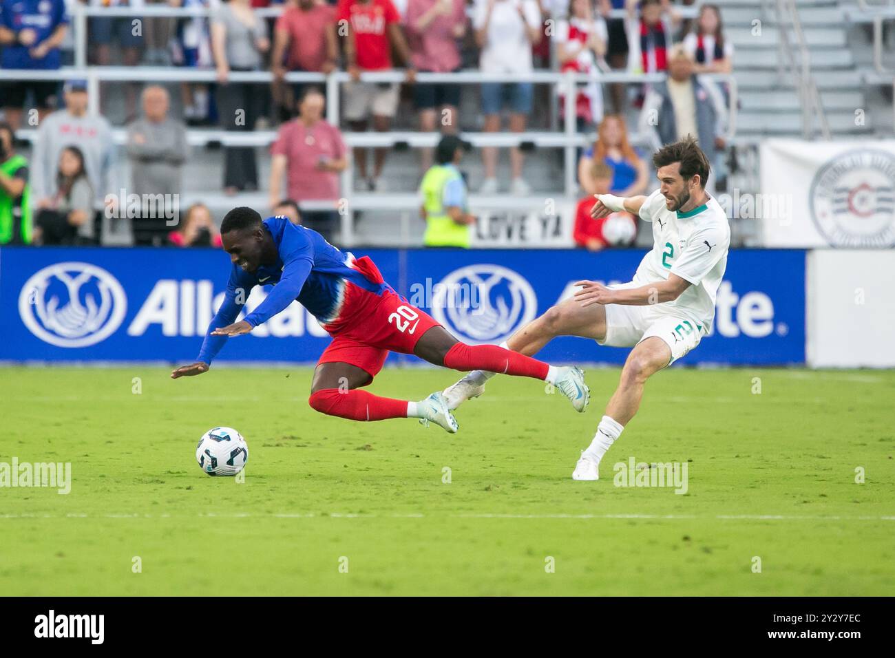 Cincinnati, Ohio, USA, 10. September 2024. Folarin Balogun (20) wird vom neuseeländischen Verteidiger Tim Payne (2) gestolpert. Die USMNT spielt Neuseeland in einem internationalen Freundschaftsspiel im TQL Stadium in Cincinnati, Ohio. Quelle: Kindell Buchanan/Alamy Live News Stockfoto