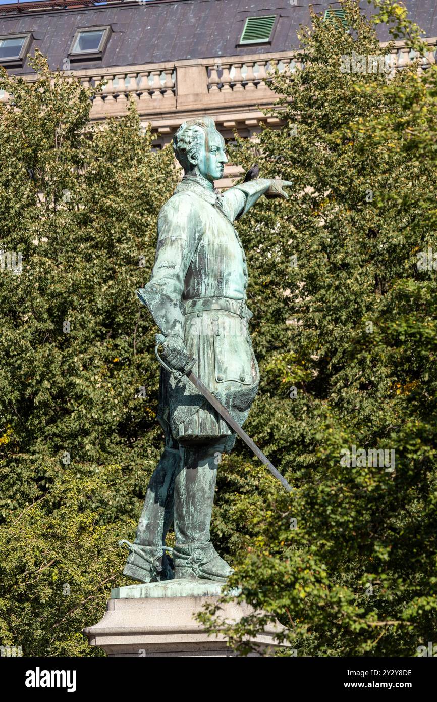 Statue von Karl XII., manchmal Carl XII. (Schwedisch Karl XII.) oder Carolus Rex. Er zeigt nach Osten auf den historischen Feind Schwedens. Stockfoto