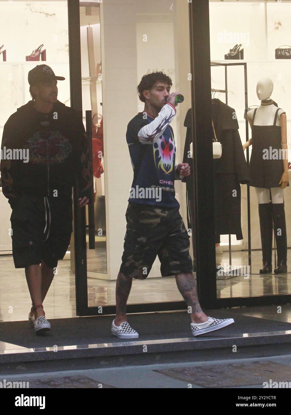 11/09/2024 Milan Ph. Paolo Della Bella, der italienische Rapper Tony Effe, verlässt die Gucci Boutique in der Via Monte Napoleone und steigt dann in das Smart und fährt vom Zentrum weg. Stockfoto