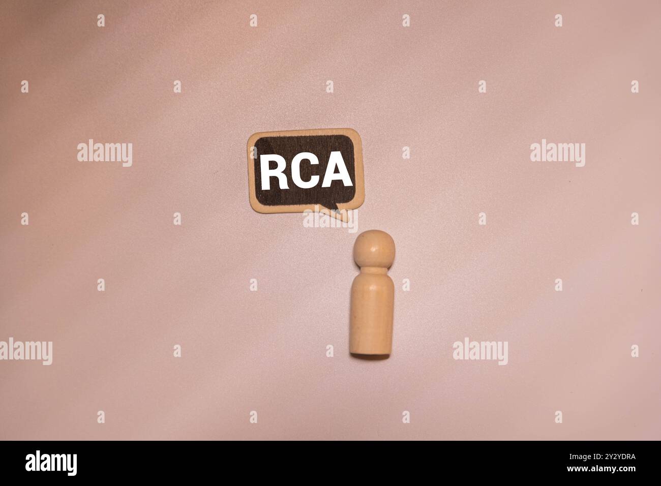 Hintergrund von Dollarwechseln mit Ursachenanalyse (RCA), die mit einem Marker auf altem zerrissenem Papier geschrieben sind. Selektiver Fokus Stockfoto